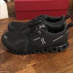 On Cloud black sneakers